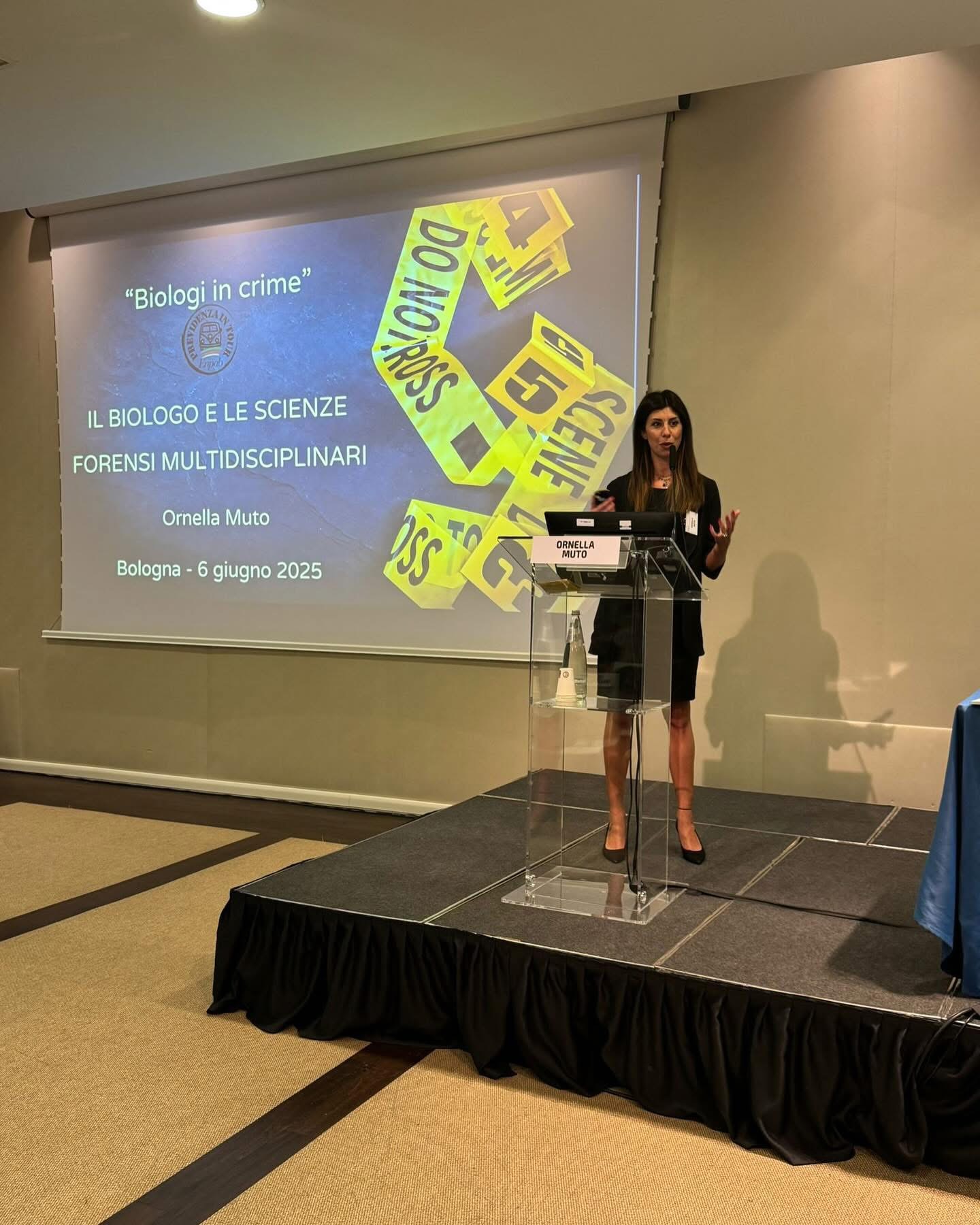 Ornella Muto presenta una relazione sulle scienze forensi