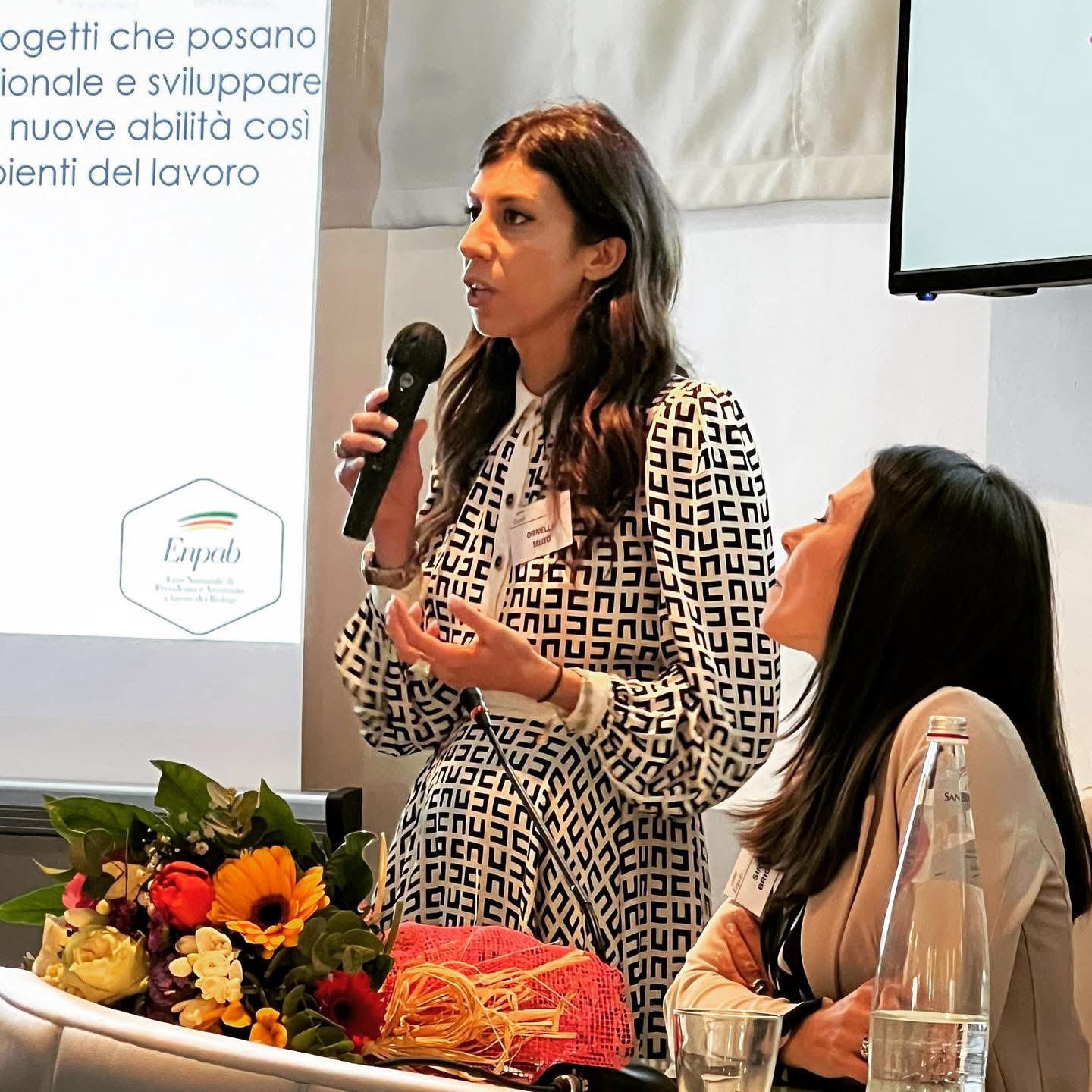 Ornella Muto interviene al microfono durante un incontro ENPAB