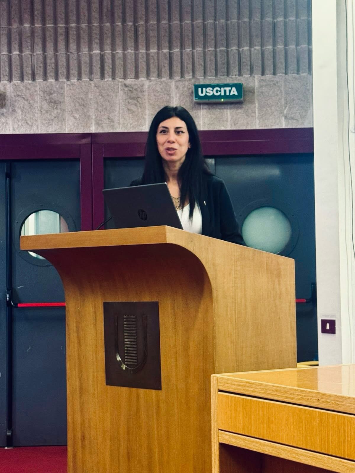 Ornella Muto durante una presentazione in aula