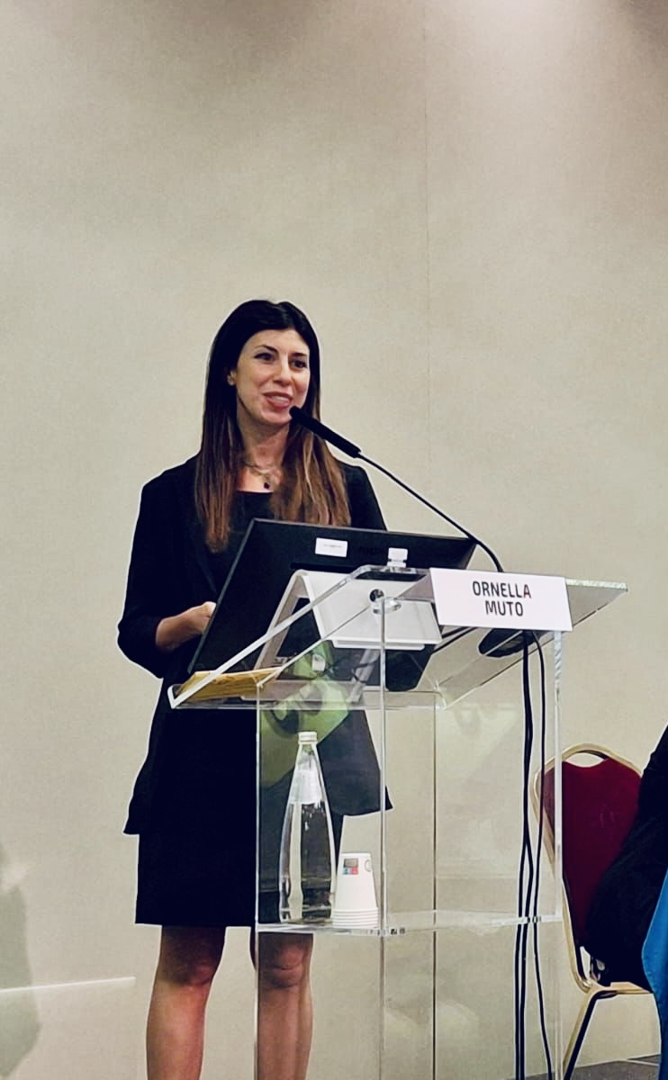 Ornella Muto al leggio durante una relazione