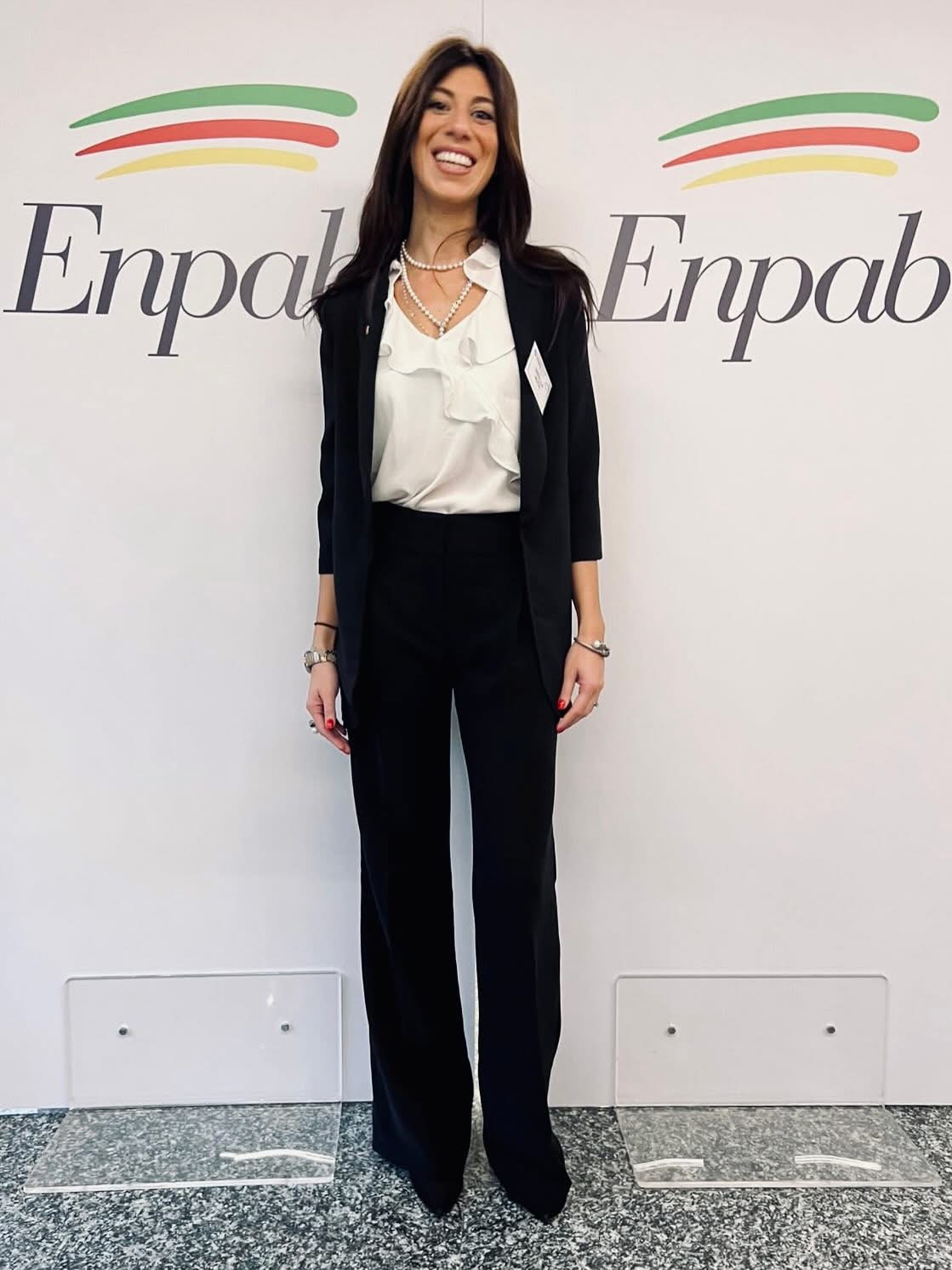 Ornella Muto davanti al fondale ENPAB